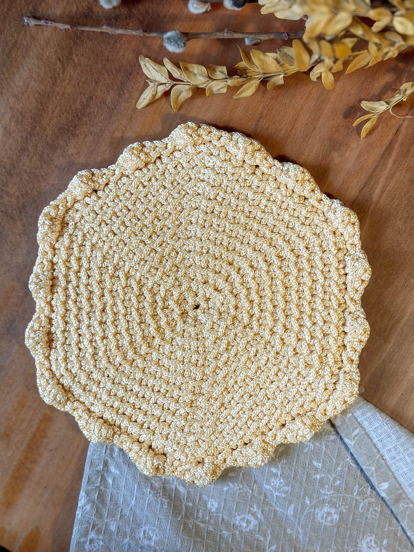 Knitted saucer mat