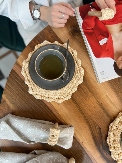 Knitted saucer mat